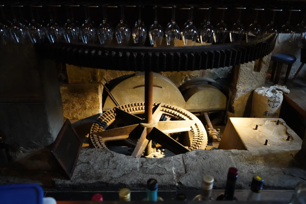 Ein altes Mahlwerk in der Bar des «QN» in Effretikon.